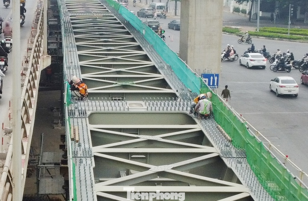 Sau khi dầm cầu được hợp long, các nhà thầu chuyển sang giai đoạn thi công hoàn thiện cầu, trong đó có mặt cầu. Sau khi dầm cầu được hợp long, các nhà thầu chuyển sang giai đoạn thi công hoàn thiện cầu, trong đó có mặt cầu.