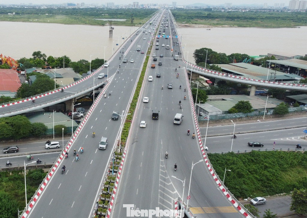 Theo đó khi từ đường dẫn lên 2 đầu cầu, ô tô phải tiếp cận 3 làn đường ở giữa, còn xe máy tiếp cận làn đường phía giáp lan can cầu bên phải. Theo đó khi từ đường dẫn lên 2 đầu cầu, ô tô phải tiếp cận 3 làn đường ở giữa, còn xe máy tiếp cận làn đường phía giáp lan can cầu bên phải.