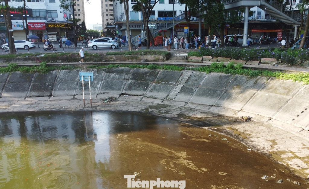 Khu vực mặt hồ xảy ra sự việc giáp khu dân cư và công viên Bắc Linh Đàm, khi trời nắng mùi dầu thải bốc lên nồng nặc đang ảnh hưởng rất nhiều đến cuộc sống và sinh hoạt của người dân. Khu vực mặt hồ xảy ra sự việc giáp khu dân cư và công viên Bắc Linh Đàm, khi trời nắng mùi dầu thải bốc lên nồng nặc đang ảnh hưởng rất nhiều đến cuộc sống và sinh hoạt của người dân.