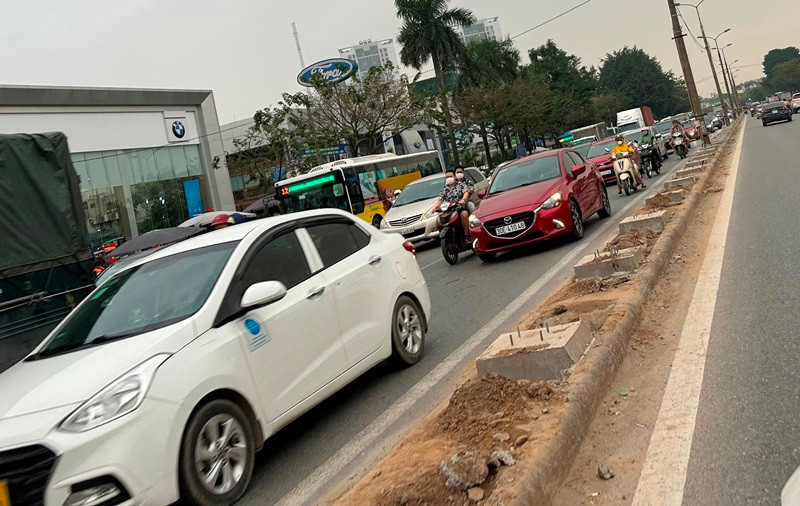 Là tuyến đường đông phương tiện, việc thi công diễn ra nhiều ngày đang gây bụi bặm và ùn tắc trên cả đường Giải Phóng và Ngọc Hồi đoạn từ nút giao Nguyễn Hữu Thọ đến gần cầu Văn Điển.