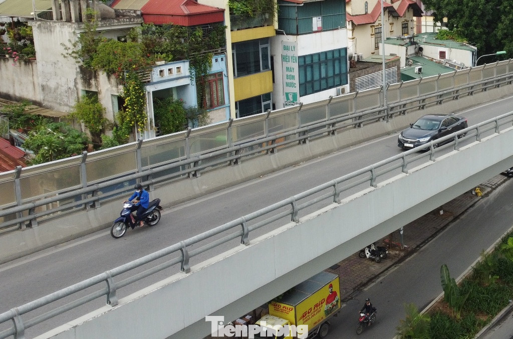 Một số chủ xe máy bất chấp nguy hiểm, xe ô tô chạy tốc độ cao, khi di chuyển người điều khiển vẫn 1 tay chạy xe, một tay xem điện thoại.