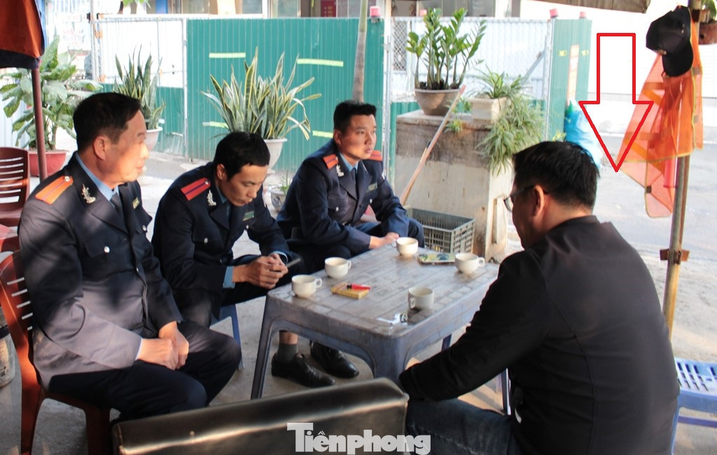 Tại lán tạm khu vực công trường thi công ngày 26/12, làm việc với TTGT Hà Nội, đại diện đơn vị thi công (vị trí mũi tên đỏ) các công trường hàng rào trên đường Nguyễn Xiển (Vành đai 3) và phố Bằng Liệt, Nguyễn Phan Chánh (Linh Đàm, Hoàng Mai) cam kết, đang đẩy nhanh thi công, đặt mục tiêu trước 30/4/2024 hoàn thành các giếng khoan, thu rào trả lại mặt bằng lòng đường, vỉa hè cho các tuyến phố này.