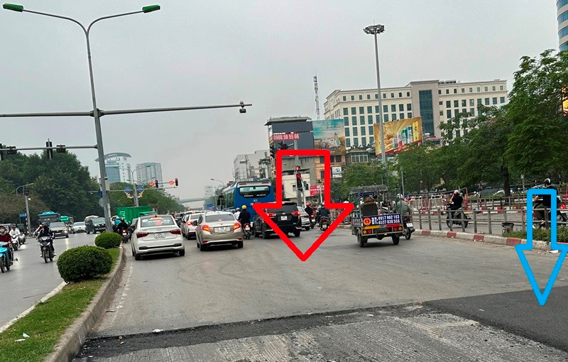 Điều đáng nói, mặt đường Lê Duẩn vừa được thảm lại cách đây không lâu và hiện vẫn còn tốt, nền nhựa mặt đường vẫn đen bóng và không có ổ gà (mũi tên đỏ), nhưng không hiểu sao vẫn bị cào lên, thảm lại nhựa mới (mũi tên xanh).