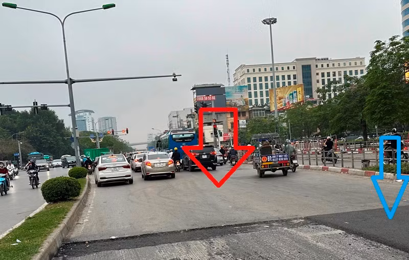Điều đáng nói, mặt đường Lê Duẩn vừa được thảm lại cách đây không lâu và hiện vẫn còn tốt, nền nhựa mặt đường vẫn đen bóng và không có ổ gà (mũi tên đỏ), nhưng không hiểu sao vẫn bị cào lên, thảm lại nhựa mới (mũi tên xanh).