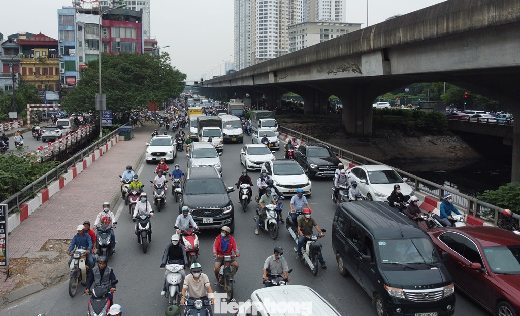Vành đai 3 qua cầu Dậu có một nhánh đường bên phải để rẽ vào phố Bằng Liệt (bờ sông) đến KĐT Linh Đàm, tuy nhiên do nhánh đường này bị cấm nên sáng 16/10 toàn bộ xe qua cầu đổ hết ra làn đường chính Vành đai 3, gây quá tải, ùn tắc.
