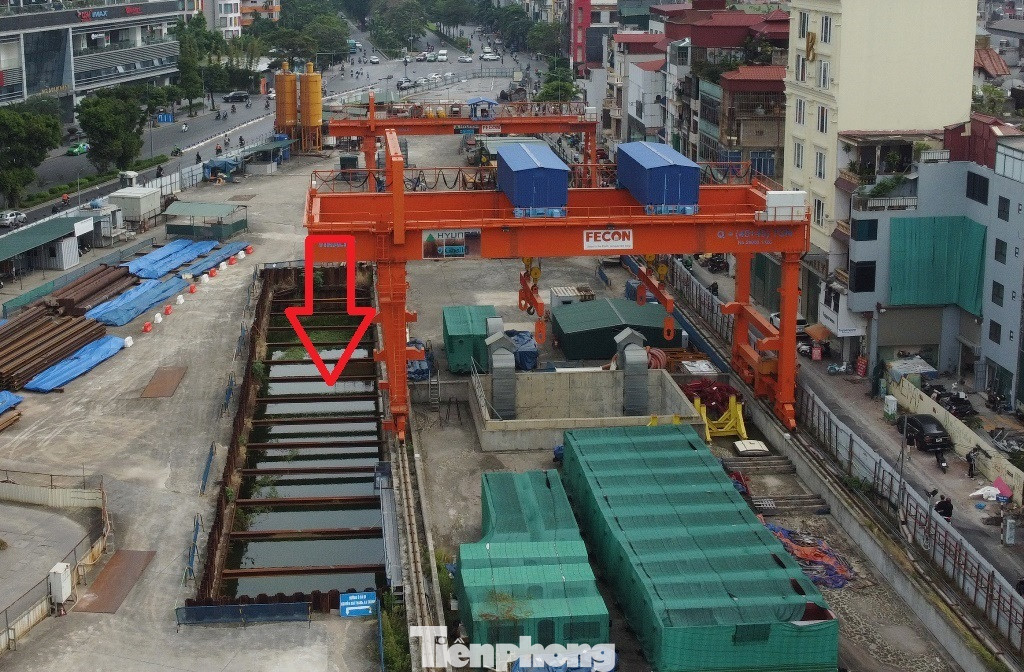 Vị trí chứa nước, và bùn lỏng tại công trường ga ngầm S9 - Cầu Giấy (mũi tên đỏ).