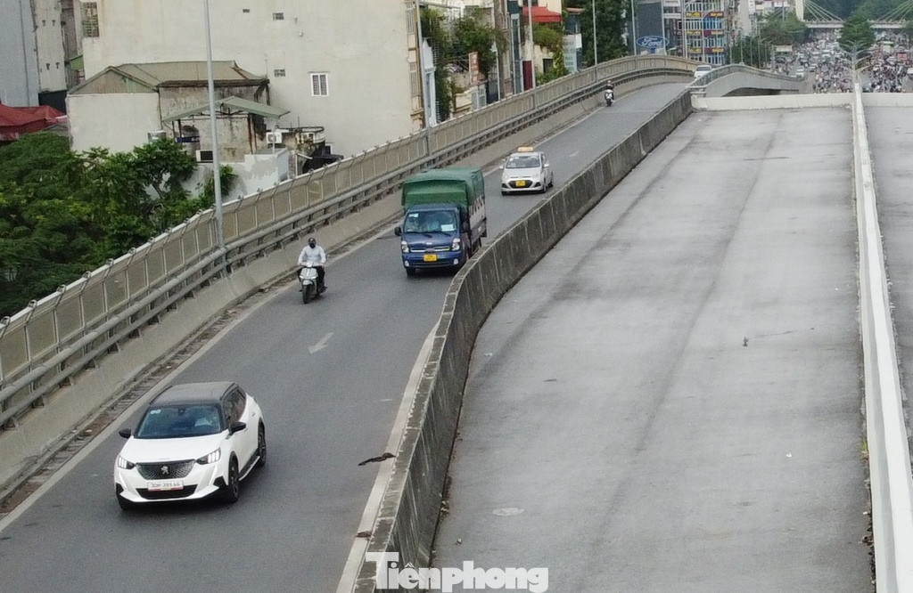 Xe máy leo lên đường trên cao ở cả hai chiều Ngã Tư Sở và Ngã Tư Vọng.