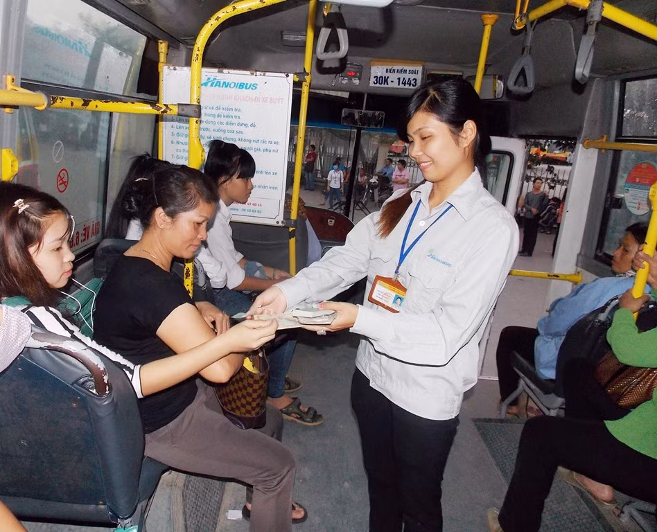 Thanh toán phí đi xe buýt hiện nay bằng tiền mặt và thu lại vé giấy. Ảnh: Anh Trọng