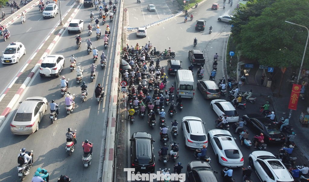 Với hướng đường Nguyễn Trãi rẽ sang Trường Chinh để tiếp cận phố Tây Sơn, Láng xa nên nhiều xe đã rẽ phải để tiếp cận bằng các đường nhánh khác, dẫn đến ùn tắc. Còn nhánh rẽ ra đường Trường Chinh chỉ lác đác xe lưu thông.