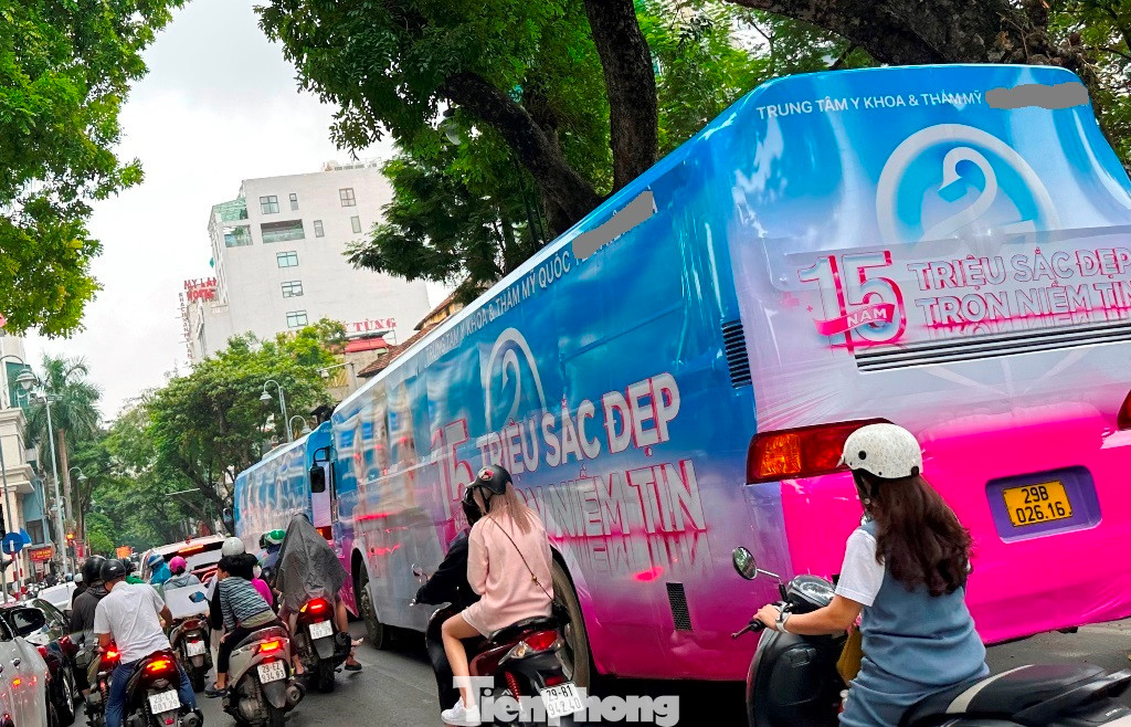 Sau khi báo Tiền Phong phản ánh, đại diện Phòng CSGT Hà Nội đã liên hệ với đại diện báo để xin thêm các tư liệu hình ảnh làm căn cứ xác minh, xử lý tận cơ quan chủ quản có xe vi phạm quy định về an toàn giao thông. Sau khi báo Tiền Phong phản ánh, đại diện Phòng CSGT Hà Nội đã liên hệ với đại diện báo để xin thêm các tư liệu hình ảnh làm căn cứ xác minh, xử lý tận cơ quan chủ quản có xe vi phạm quy định về an toàn giao thông.