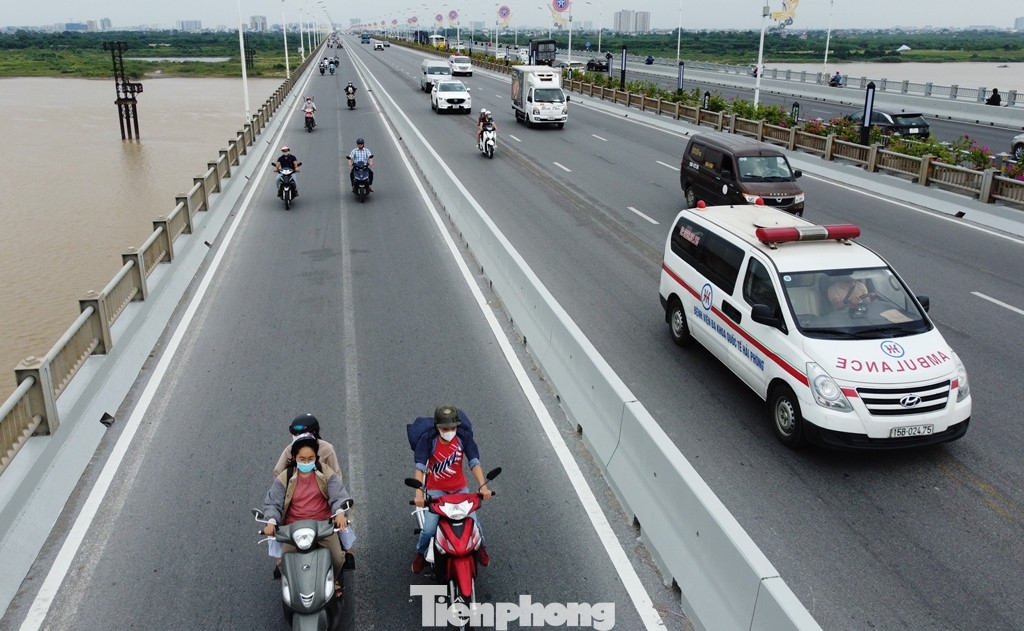 Cùng với đó, thay vì đi hỗn hợp hiện nay toàn bộ xe lưu thông trên cầu Vĩnh Tuy hoàn thiện đều được tách dòng ô tô, xe máy đi theo làn riêng. Cùng với đó, thay vì đi hỗn hợp hiện nay toàn bộ xe lưu thông trên cầu Vĩnh Tuy hoàn thiện đều được tách dòng ô tô, xe máy đi theo làn riêng.