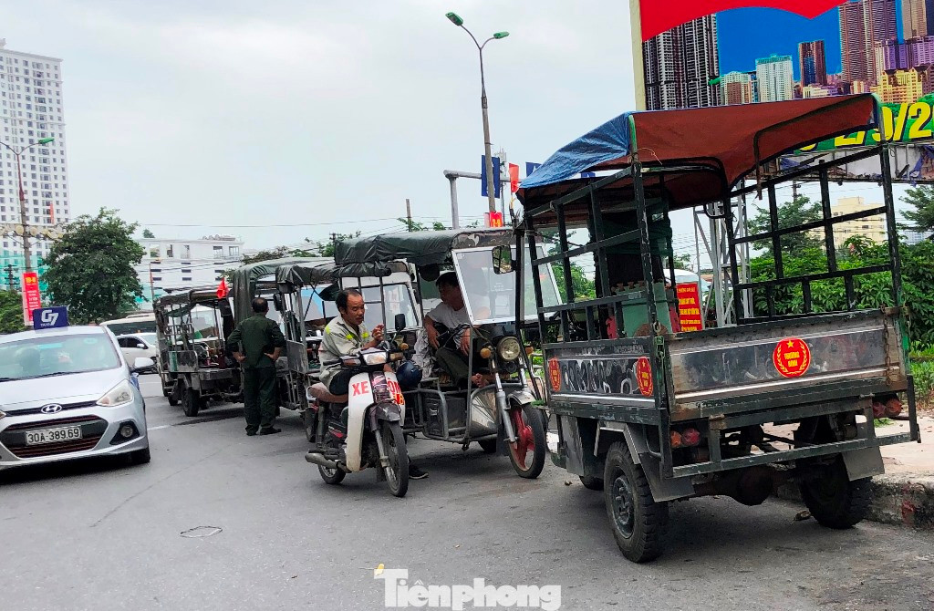 Hiện trên nhiều tuyến đường như Giải Phóng, Trương Định, Trần Khát Chân, Trường Chinh - Láng, Nguyễn Trãi - Trần Phú, Cầu Giấy, Hoàng Hoa Thám, Yên Phụ - Trần Khánh Dư và nhiều tuyến phố nội đô Hà Nội là địa điểm buôn bán vật liệu xây dựng, cơ khí khác, xe ba bánh đang dừng đỗ, hoạt động rất công khai.