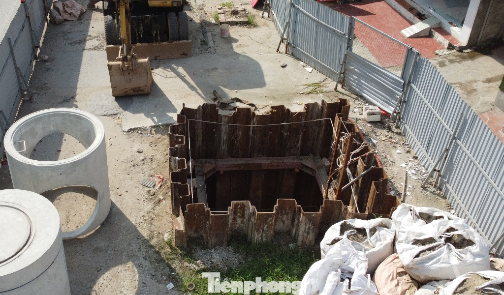 Một số công trường thi công hố ga thu nước, sau khi rào đường đơn vị thi công đào đường sau đó lắp một số vách ngăn rồi để thế nhiều tháng, sắt thép hoen gỉ. Một số công trường thi công hố ga thu nước, sau khi rào đường đơn vị thi công đào đường sau đó lắp một số vách ngăn rồi để thế nhiều tháng, sắt thép hoen gỉ.