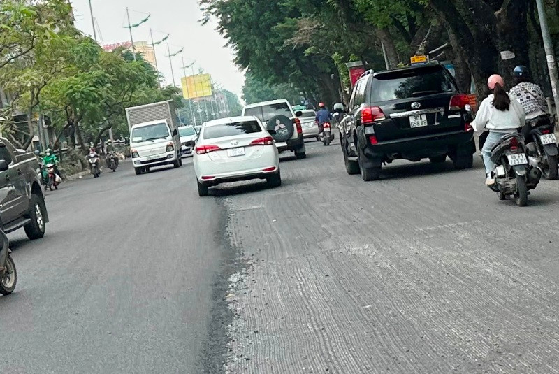 Mặt đường Lê Duẩn Hà Nội đoạn qua công viên Thống Nhất hai ngày qua đang bị cào rách, đào xới để thảm lại cả hai bên chiều đường.