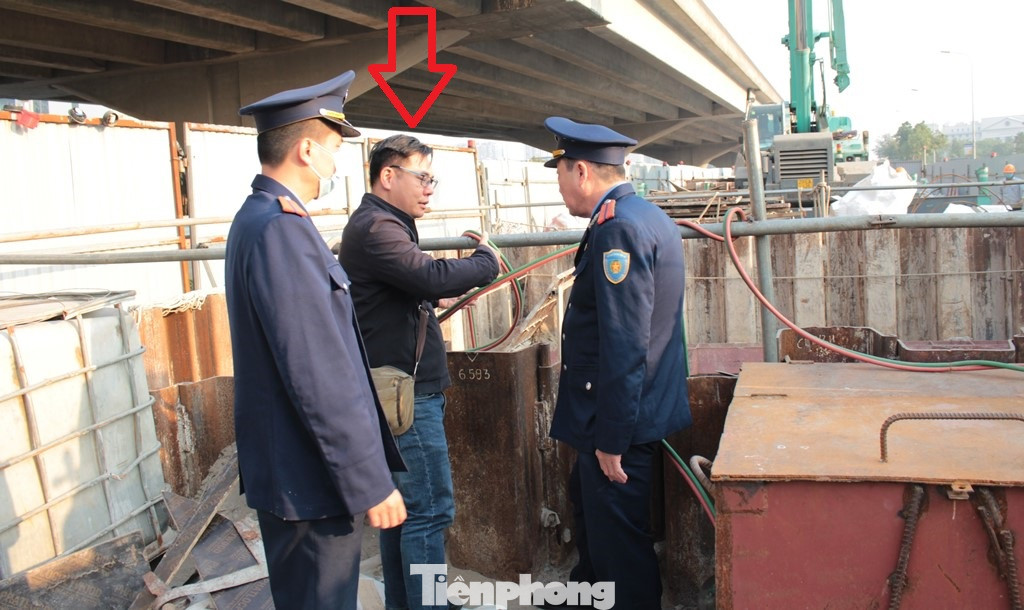 Lý giải cho việc trên, đại diện đơn vị thi công (vị trí mũi tên đỏ) cho biết, nhà thầu đang khoan ngầm đường ống bên dưới và chủ yếu làm vào ban đêm.