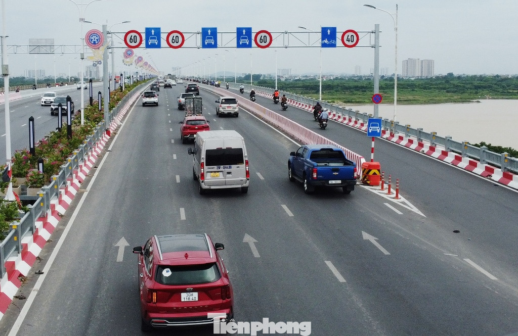 Để phân luồng đồng bộ, hơn một tháng qua, đơn vị duy tu cầu đã xóa các vạch sơn, thu hồi biển báo cũ, sau đó lắp đặt dải phân cách mới. Để phân luồng đồng bộ, hơn một tháng qua, đơn vị duy tu cầu đã xóa các vạch sơn, thu hồi biển báo cũ, sau đó lắp đặt dải phân cách mới.