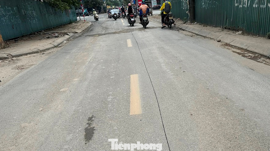 Các đoạn khác của đường Lương Thế Vinh tại đoạn Tố Hữu - đại lộ Thăng Long, mặt đường cũng đang có những vết cắt xẻ dọc, chuẩn bị cho việc đào xới những ngày tới. Các đoạn khác của đường Lương Thế Vinh tại đoạn Tố Hữu - đại lộ Thăng Long, mặt đường cũng đang có những vết cắt xẻ dọc, chuẩn bị cho việc đào xới những ngày tới.