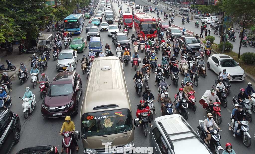 Sáng 9/11, nút giao thông ở hai đầu đường trên cao đoạn Ngã Tư Sở và Ngã Tư Vọng người dân đi lại vẫn khó khăn, ùn ứ kéo dài.