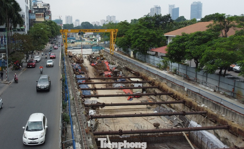 Công trường đường lên xuống ga ngầm S9 (Cầu Giấy).
