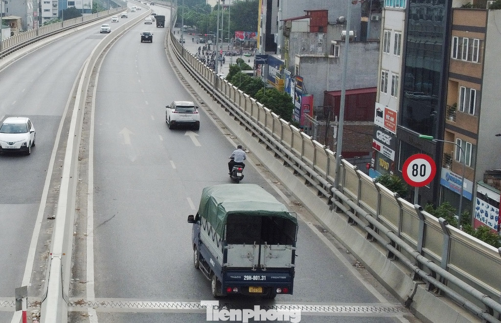 Đường trên cao Vành đai 2 hiện nay chỉ dành cho ô tô lưu thông và được phép chạy với tốc độ đường cao tốc là 80km/h.