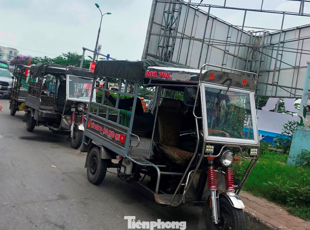 Do không có đăng kiểm chất lượng, biển số quản lý nên theo Luật Giao thông đường bộ, các loại xe ba bánh như thế này bị cấm ra đường; cùng với đó, năm 2017 UBND thành phố Hà Nội cũng có kế hoạch giao cho Công an, Sở GTVT Hà Nội ra quân kiểm tra, xử lý, thu hồi và dừng hoạt động xe ba bánh trước năm 2020, nhưng đến nay, xe ba bánh vẫn hoạt động nhộn nhịp, công khai trên đường.