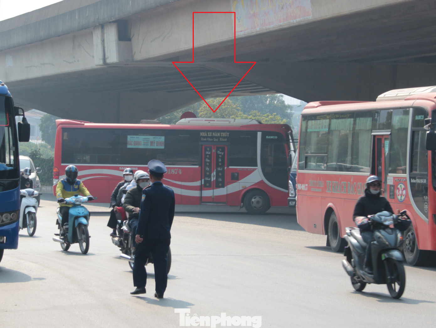 Thậm chí, một số xe khách, trong đó có các xe có BKS 98B-018xx, 15B012xx khi được TTGT Đội Nam Từ Liêm phát hiện dừng đỗ, đón trả khách trên đường, TTGT đã ra tín hiệu kiểm tra, nhưng khi TTGT tiếp cận, lập tức các xe này quay đầu xe bỏ chạy.