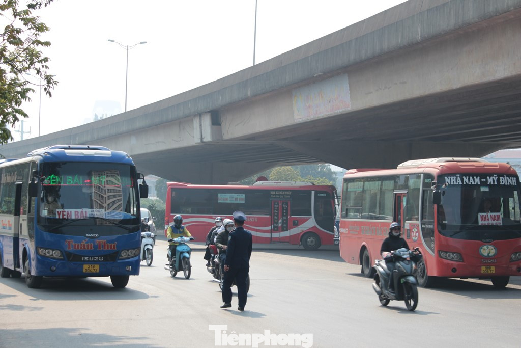 Cùng với dừng đỗ sai quy định, qua kiểm tra các tổ công tác của Thanh tra giao thông (TTGT) Hà Nội còn phát hiện nhiều xe đứng trên đường đón, trả khách, nhận hàng gây ùn tắc và mất an toàn giao thông.