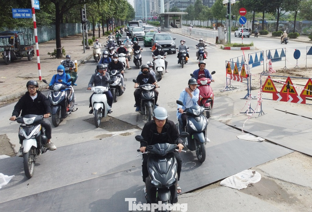 Phương tiện khó khăn đi qua công trường thi công.