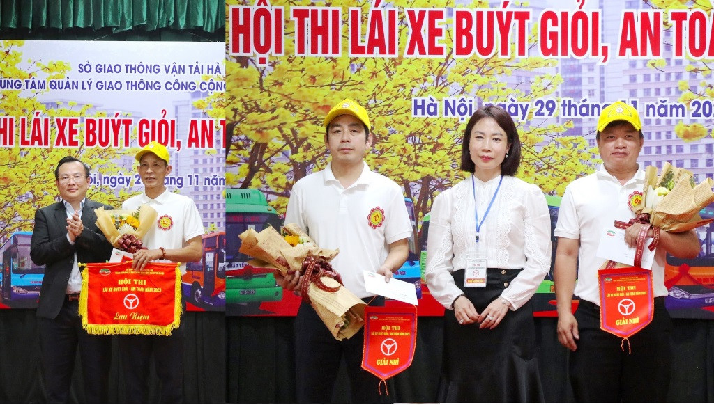 Lãnh đạo Trung tâm quản lý giao thông công cộng Hà Nội trao giải cho các thí sinh đoạt giải.