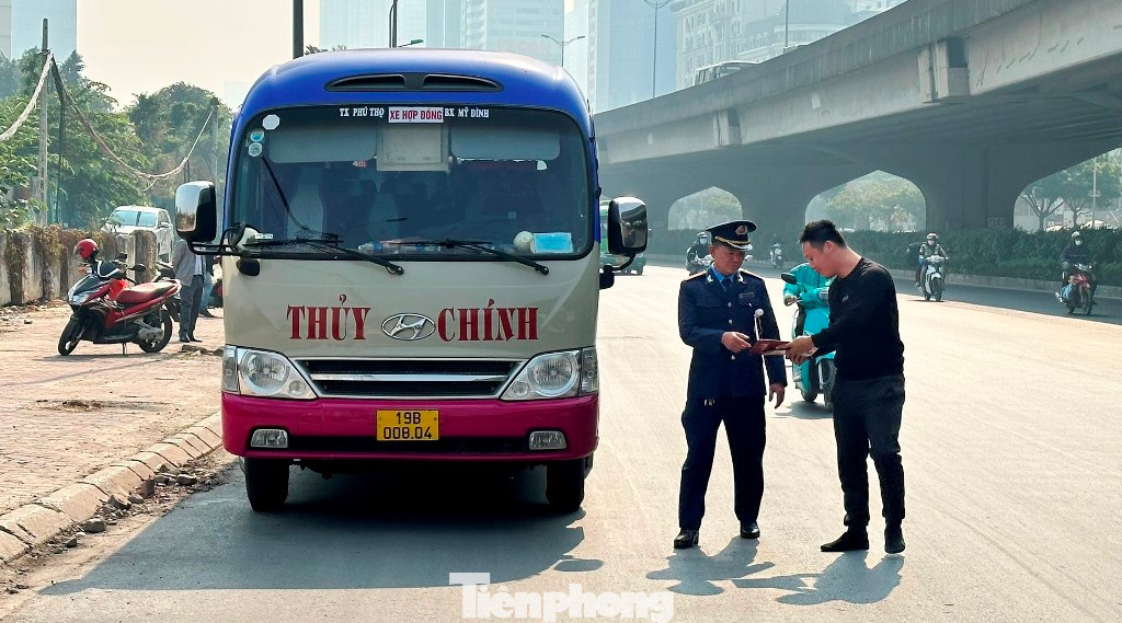 Trong ngày 27/12, trên tuyến đường Phạm Hùng Đội Thanh tra Nam Từ Liêm đã kiểm tra, nhắc nhở hàng chục xe khách thường xuyên lưu thông tại đây, trong đó có gần 10 xe khách bị xử lý vi phạm lỗi dừng đỗ, bắt khách trên đường.