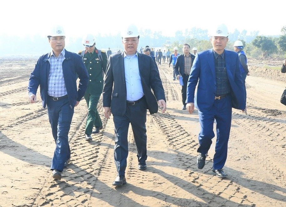 Bí thư Thành ủy Hà Nội Đinh Tiến Dũng và đại diện các sở ngành, chủ đầu tư thực tế, kiểm tra tại hiện trường dự án sáng 26/12. Bí thư Thành ủy Hà Nội Đinh Tiến Dũng và đại diện các sở ngành, chủ đầu tư thực tế, kiểm tra tại hiện trường dự án sáng 26/12.