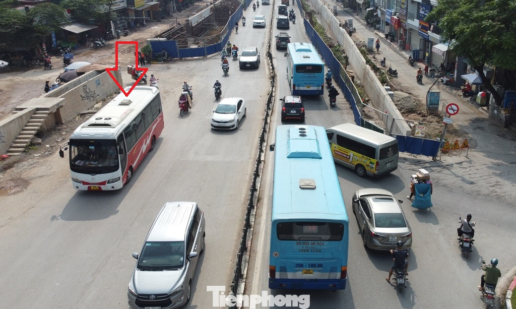 Phương án tổ chức giao thông cấm toàn bộ xe khách (trừ xe buýt) lưu thông trên Âu Cơ - Nghi Tàm trong 8 tháng, nhưng ngày 1/11 vẫn có các xe khách vẫn đi vào (mũi tên đỏ).