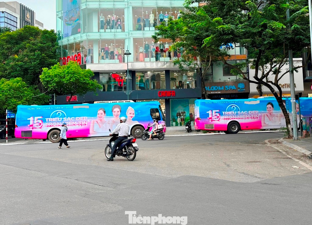 Chiều 12/10 người dân tham gia giao thông tại Hà Nội đã phát hiện xe 2 xe khách có BKS: 29B-02616, 51B-07262 chạy nối đuôi nhau trùm kín biển quảng cáo về sản phẩm thẩm mỹ diễu phố. Ảnh: chụp lúc 16h30 ngày 12/10 trên phố Bà triệu. Chiều 12/10 người dân tham gia giao thông tại Hà Nội đã phát hiện xe 2 xe khách có BKS: 29B-02616, 51B-07262 chạy nối đuôi nhau trùm kín biển quảng cáo về sản phẩm thẩm mỹ diễu phố. Ảnh: chụp lúc 16h30 ngày 12/10 trên phố Bà triệu.