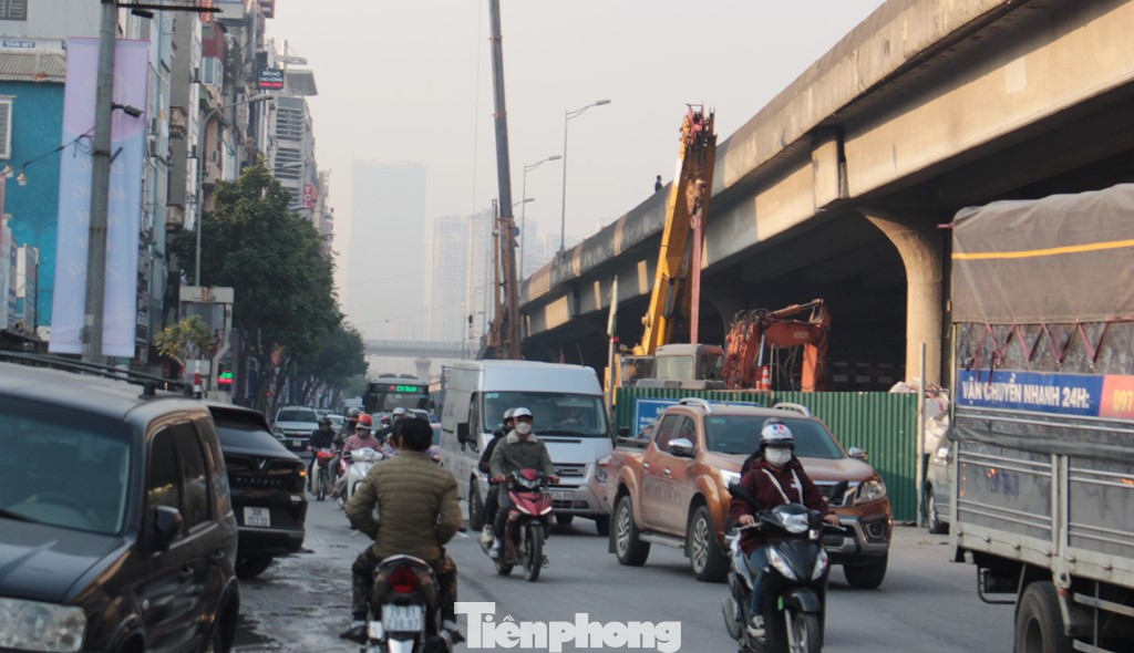 Tại đường Nguyễn Xiển (Vành đai 3 dưới thấp), mặc dù chưa đến giờ cao điểm chiều nhưng vào 15h ngày 26/12, ùn tắc kéo dài tại đoạn qua công trường dự án xử lý nước thải Yên Xá vẫn xảy ra.