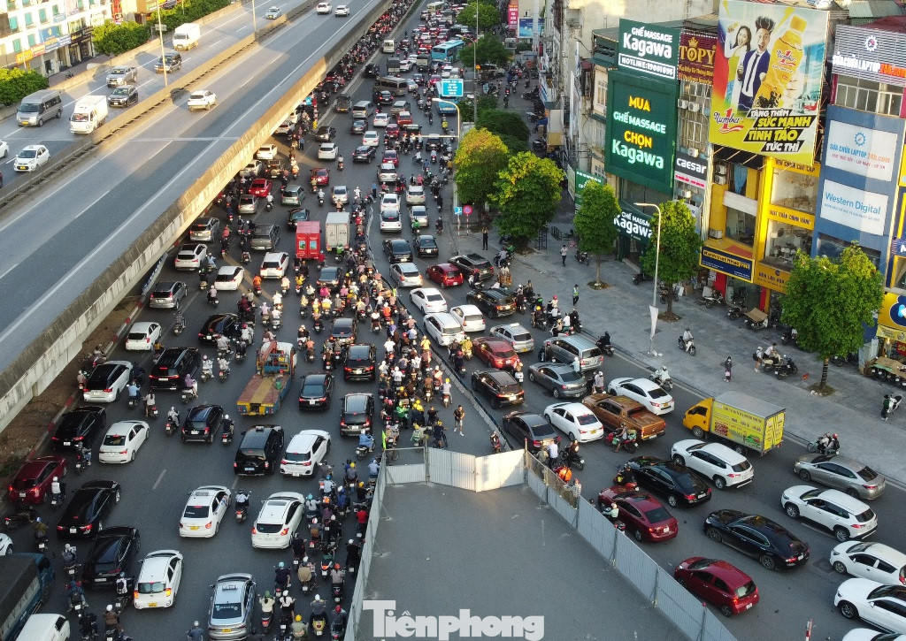 Do lòng đường bị hàng rào thi công thu hẹp, nên ùn tắc trên đường Nguyễn Xiển bắt đầu ngay từ nút giao Thanh Xuân dẫn vào. Do lòng đường bị hàng rào thi công thu hẹp, nên ùn tắc trên đường Nguyễn Xiển bắt đầu ngay từ nút giao Thanh Xuân dẫn vào.