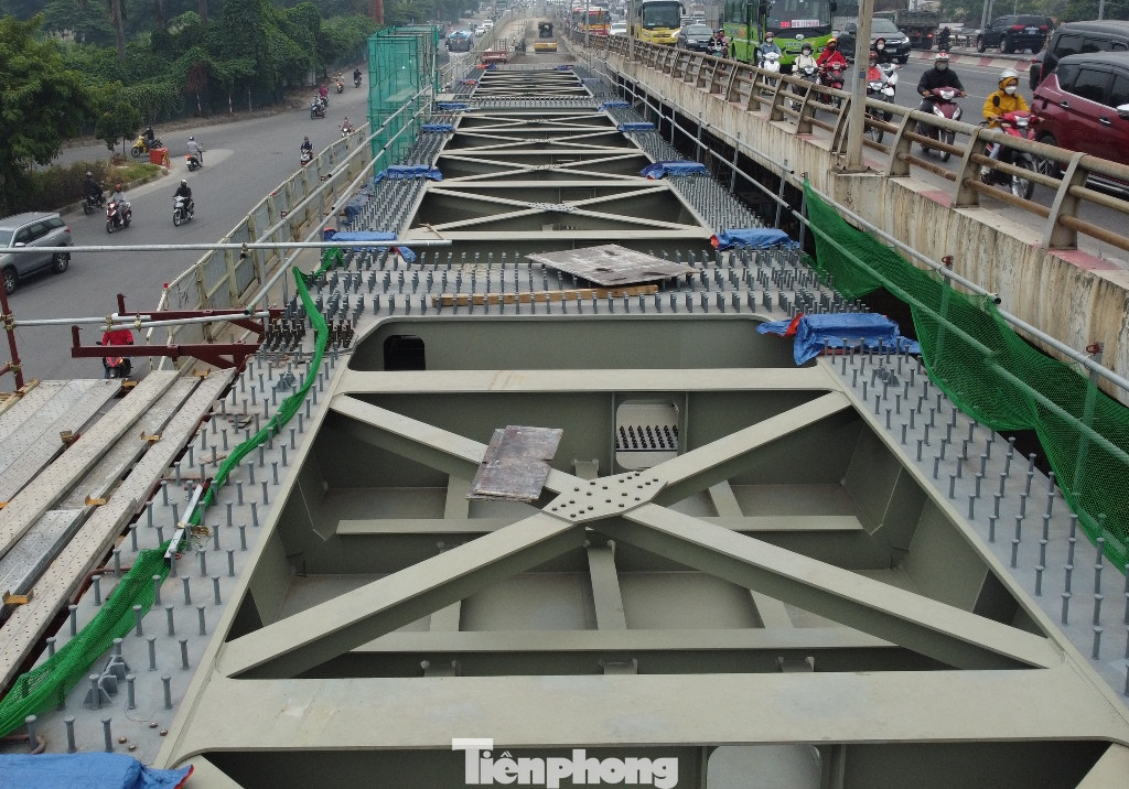 Cấu tạo của dầm cầu là các phiến sắt nguyên khối được liên kết với nhau từ trong xưởng sản xuất, sau đó cầu về lao lắp lên các trụ cầu đã được đúc ở công trường. Cấu tạo của dầm cầu là các phiến sắt nguyên khối được liên kết với nhau từ trong xưởng sản xuất, sau đó cầu về lao lắp lên các trụ cầu đã được đúc ở công trường.