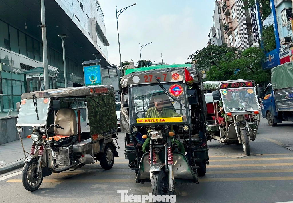 Trên đường Trường Chinh và Lê Trọng Tấn (Thanh Xuân), nhiều tháng nay xe ba bánh tự chế, không biển kiểm soát đang dừng đỗ và dàn hàng hoạt động trên đường.
