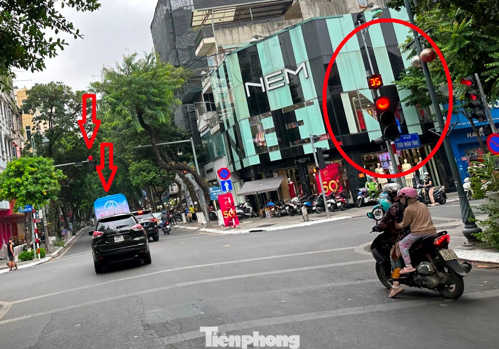 Thậm chí, khi qua một số nút giao thông có đèn xanh, đèn đỏ trong chiều qua, cả hai xe trùm biển quảng cáo BKS 29B-02616, 51B-07262 còn ngang nhiên vượt đèn đỏ trên đường Bà Triệu. Thậm chí, khi qua một số nút giao thông có đèn xanh, đèn đỏ trong chiều qua, cả hai xe trùm biển quảng cáo BKS 29B-02616, 51B-07262 còn ngang nhiên vượt đèn đỏ trên đường Bà Triệu.