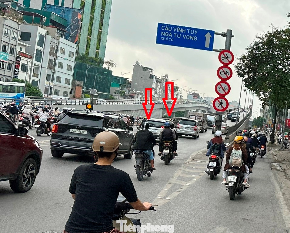 Tuy nhiên, với làn Ngã Tư Sở dẫn lên đường trên cao lại không ùn tắc, nhưng một số xe máy vẫn phi lên đường trên cao, bất chấp biển cấm.