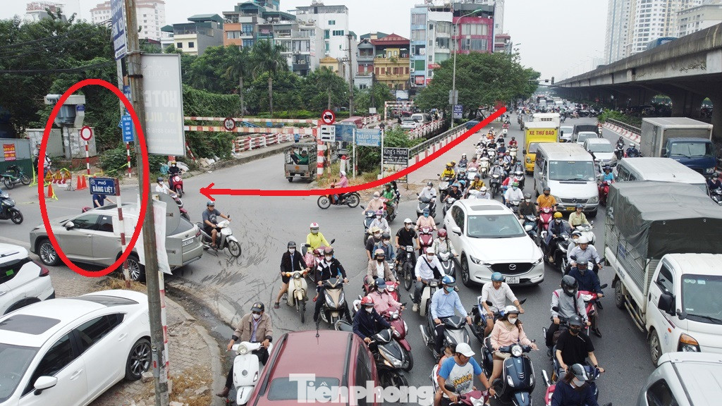 Sáng nay (16/10) toàn bộ xe từ hướng Thanh Xuân sang hướng KĐT Linh Đàm bị cấm vào phố Bằng Liệt.