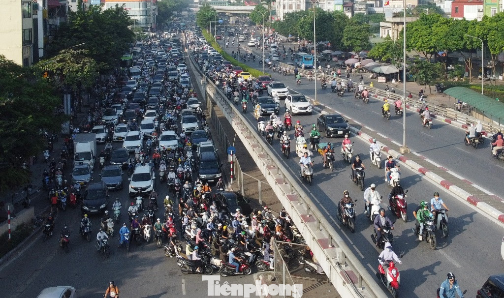 Với đường Nguyễn Trãi, một trong những nguyên nhân dẫn đến ùn tắc là do hướng từ Hà Đông, Thanh Xuân có lưu lượng lớn phương qua nút để đi Tây Sơn bị đóng lại. Dẫn đến xe đến đây phải rẽ trái hoặc phải sang các điểm mở, làn đường nhánh dẫn đến các nút thắt cổ chai xảy ra.