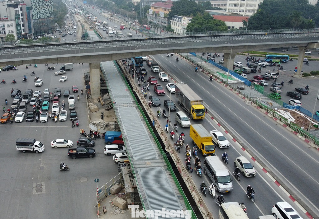 Sau gần một năm thi công, hiện cầu vượt thép nằm ở hai bên cầu vượt bê tông Mai Dịch đã hiện hình hài.