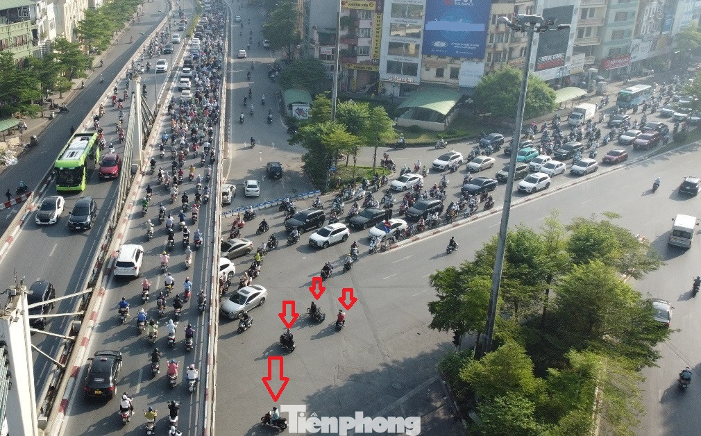 Một trong những nguyên nhân chiều đường Trường Chinh đi Láng tắc là do, có lượng phương tiện từ đường Láng và Tây Sơn đổ vào nhiều để tiếp cận các tuyến đường khác. Tuy nhiên do hệ thống đèn đỏ dừng xe ở đây quá dài, cùng với đó, xe máy vẫn vượt rào cắt mặt xe qua nút giao (mũi tên đỏ) dẫn đến ùn tắc kéo dài trên đường Trường Chinh và Vành đai 2 trên cao diễn ra thường xuyên. Phía đường Láng không ùn tắc, lác đác xe đi.