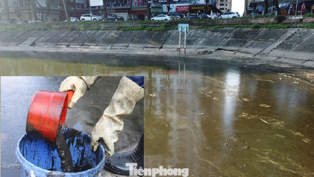 Trong 2 ngày qua, nhân viên Cty Thoát nước Hà Nội đã dùng gáo nhựa vớt nhiều váng dầu thải nổi trên mặt nước vào thùng để chở đi xử lý, nhưng hiện các lớp dầu thải này trên hồ Linh Đàm vẫn còn nhiều. Trong 2 ngày qua, nhân viên Cty Thoát nước Hà Nội đã dùng gáo nhựa vớt nhiều váng dầu thải nổi trên mặt nước vào thùng để chở đi xử lý, nhưng hiện các lớp dầu thải này trên hồ Linh Đàm vẫn còn nhiều.