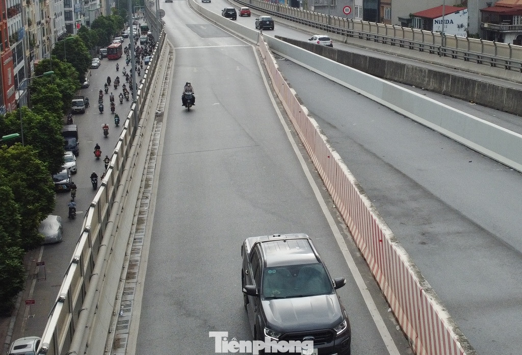 Sáng 9/11 (từ 8 đến 10h) nhiều xe máy leo lên đường trên cao và xuống ở nút giao Ngã Tư Sở, Ngã Tư Vọng nhưng không có lực lượng chức năng chốt chặn nhắc nhở, xử lý.