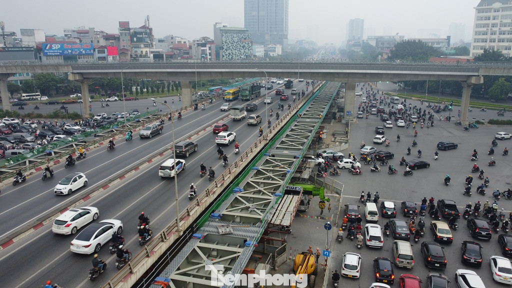 Việc hợp long cầu ở các nhịp giữa được xem là quan trọng nhất của dự án, vì ngoài lao lắp dầm phức tạp sau việc này dự án chuyển sang giai đoạn hoàn thiện cầu. Việc hợp long cầu ở các nhịp giữa được xem là quan trọng nhất của dự án, vì ngoài lao lắp dầm phức tạp sau việc này dự án chuyển sang giai đoạn hoàn thiện cầu.