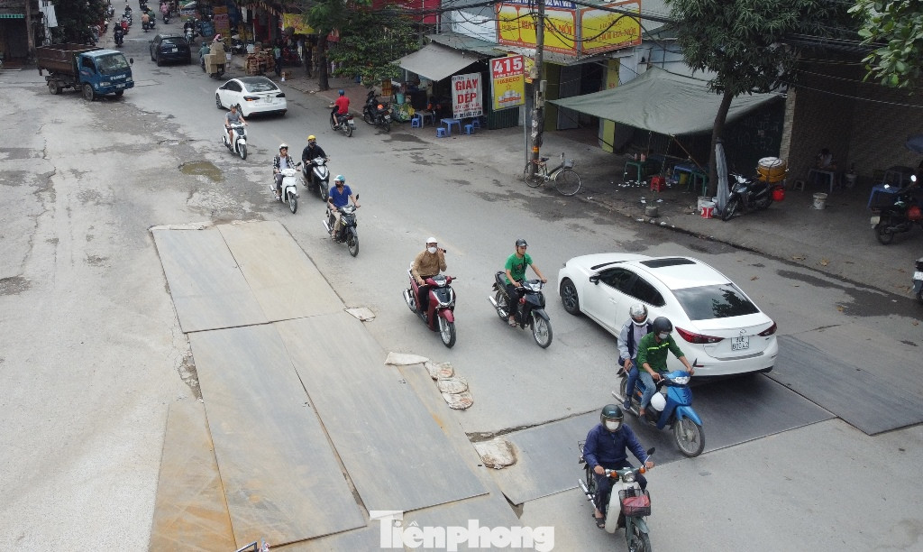 Một số đoạn công trường đơn vị thi công đã dỡ rào chắn nhưng mặt đường vẫn chưa được thảm lại, bịt bằng những tấm sắt lá. Một số đoạn công trường đơn vị thi công đã dỡ rào chắn nhưng mặt đường vẫn chưa được thảm lại, bịt bằng những tấm sắt lá.