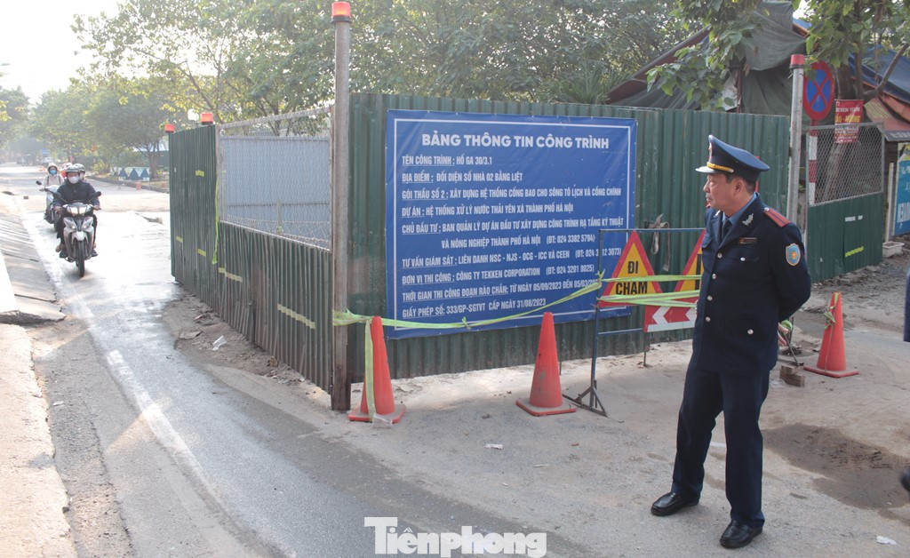 Cùng với đó, phạm vi hàng rào chiếm dụng chiều ngang của lòng đường cũng được thu hẹp lại để xe máy, ô tô có thể đi qua, riêng xe máy được qua lại cả hai chiều.