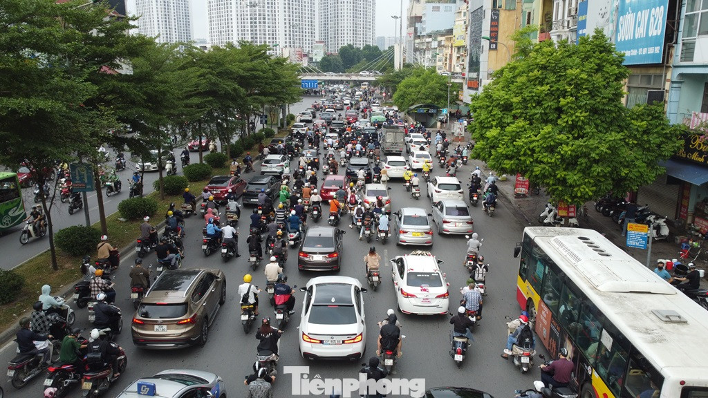 Tại Ngã Tư Sở, ùn tắc xảy ra với chiều có làn đường trên cao dẫn xuống nút.