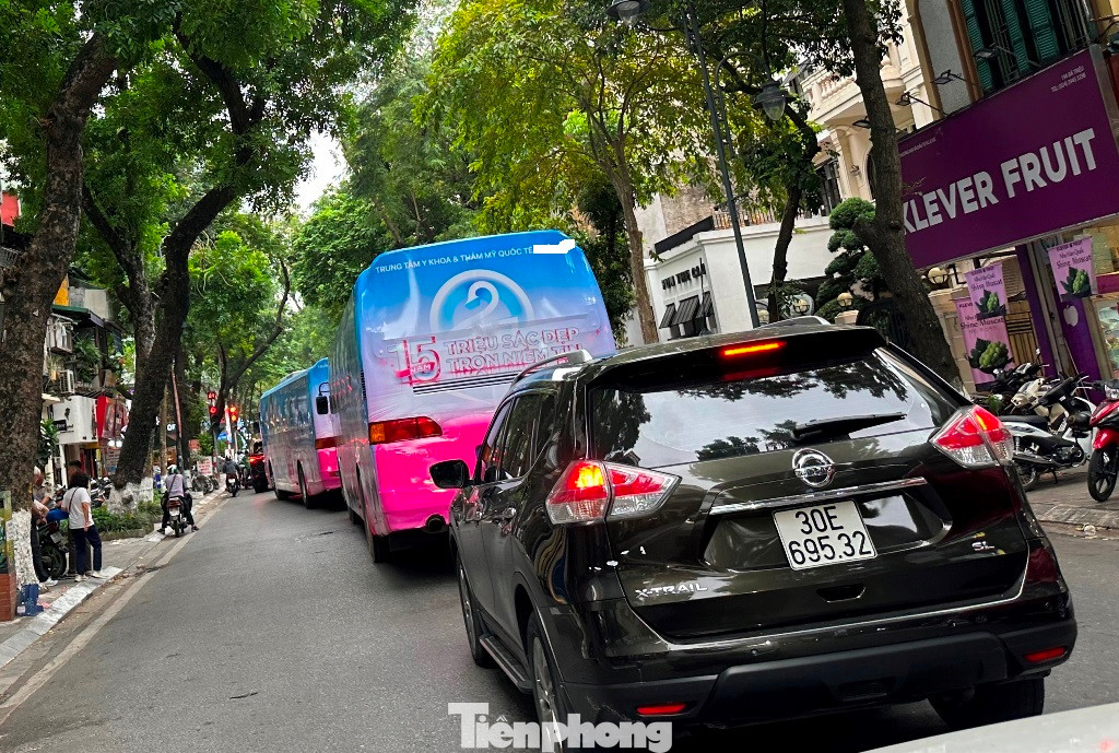 Tuy nhiên, đến nay, xe trùm kín biển quảng cáo ngoài vi phạm trật tự, an toàn giao thông, còn làm thay đổi kết cấu, màu sơn theo thiết kế, chứng nhận đăng kiểm xe vẫn diễn ra… Tuy nhiên, đến nay, xe trùm kín biển quảng cáo ngoài vi phạm trật tự, an toàn giao thông, còn làm thay đổi kết cấu, màu sơn theo thiết kế, chứng nhận đăng kiểm xe vẫn diễn ra…